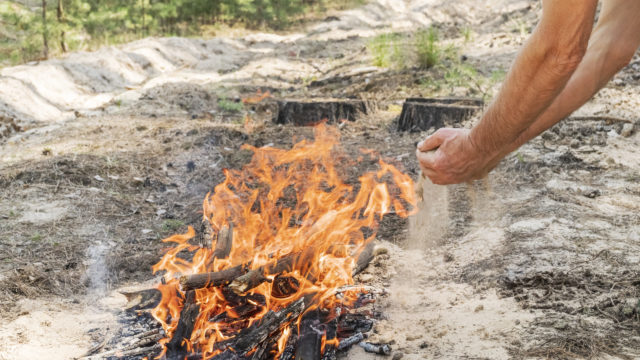 焚火のあとはしっかり火を消すのがキャンプのマナー おすすめの火消しつぼ６選 Camp Eats キャンプアンドイーツ