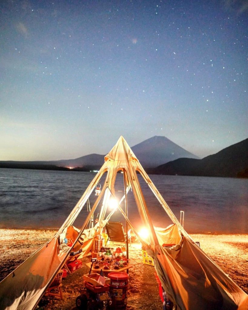 湖畔と富士山とテント